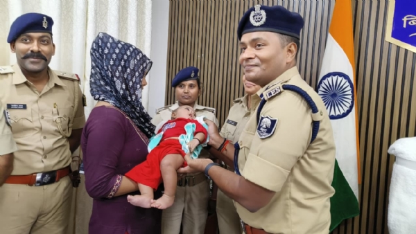 ਸਾਰਣ ਪੁਲਿਸ ਨੇ ਨਵਜੰਮੇ ਬੱਚਿਆਂ ਦੀ ਤਸਕਰੀ ਵਿੱਚ ਸ਼ਾਮਲ ਗਿਰੋਹ ਦਾ ਪਰਦਾਫਾਸ਼ ਕੀਤਾ ਹੈ ਅਤੇ ਇਸ ਮਾਮਲੇ ਦੇ ਸਬੰਧ ਵਿੱਚ ਤਿੰਨ ਲੋਕਾਂ ਨੂੰ ਗ੍ਰਿਫਤਾਰ ਕੀਤਾ ਹੈ।