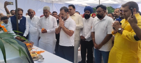 ਰਾਹੁਲ ਗਾਂਧੀ ਚੰਡੀਗੜ੍ਹ ਵਿੱਚ ਵਾਈ ਪੂਰਨ ਕੁਮਾਰ ਨੂੰ ਸ਼ਰਧਾਂਜਲੀ ਭੇਟ ਕਰਦੇ ਹੋਏ