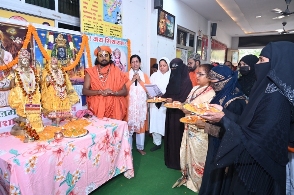 ਵਾਰਾਣਸੀ ਵਿੱਚ ਮੁਸਲਿਮ ਔਰਤਾਂ ਭਗਵਾਨ ਰਾਮ ਦੀ ਆਰਤੀ ਕਰਦੀਆਂ ਹੋਈਆਂ।
