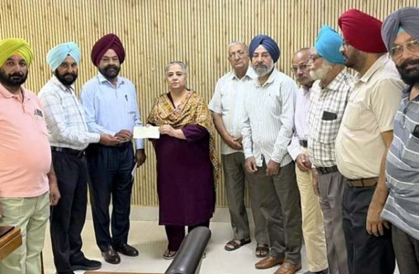ਡਿਪਟੀ ਕਮਿਸ਼ਨਰ ਨੂੰ ਚੈੱਕ ਭੇਟ ਕਰਦੇ ਐਸੋਸੀਏਸ਼ਨ ਦੇ ਅਹੁਦੇਦਾਰ
