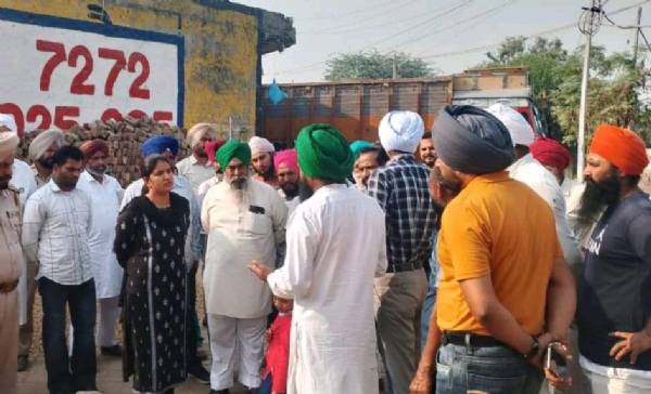 ਕਿਸਾਨਾਂ ਨੂੰ ਪਰਾਲੀ ਨੂੰ ਅੱਗ ਨਾ ਲਗਾਉਣ ਲਈ ਲਗਾਤਾਰ ਪ੍ਰੇਰਿਤ ਕਰਦੇ ਅਧਿਕਾਰੀ