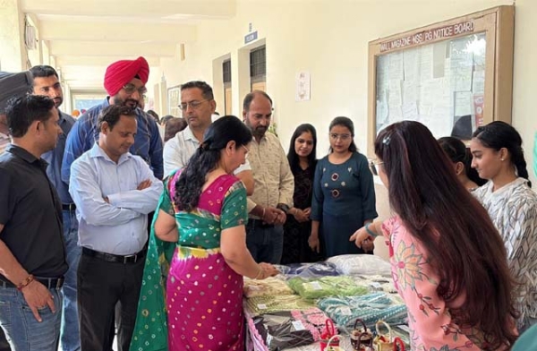 ਵਿਦਿਆਰਥੀਆਂ ਵੱਲੋਂ ਬਣਾਈ ਸਮੱਗਰੀ ਦਾ ਨਿਰੀਖਣ ਕਰਦੇ ਹੋਏ ਪ੍ਰਿੰਸੀਪਲ ਡਾ. ਨੀਨਾ ਸੇਠ ਪਜਨੀ