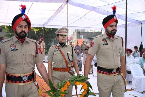 ਪੁਲਿਸ ਲਾਈਨਜ਼ ਵਿੱਚ ਸ਼ਹੀਦਾਂ ਨੂੰ ਸ਼ਰਧਾਂਜਲੀ ਦਿੰਦੇ ਹੋਏ ਐਸ.ਐਸ.ਪੀ ਡਾ. ਜਯੋਤੀ ਯਾਦਵ ਬੈਂਸ