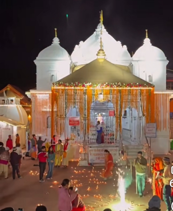 ਦਰਵਾਜ਼ੇ ਬੰਦ ਹੋਣ ਤੋਂ ਪਹਿਲਾਂ ਸੈਂਕੜੇ ਦੀਵਿਆਂ ਨਾਲ ਸਜਾਇਆ ਗਿਆ ਗੰਗੋਤਰੀ ਮੰਦਰ