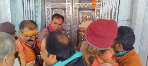 ਮੰਦਰ ਦੇ ਦਰਵਾਜ਼ੇ ਬੰਦ ਕਰਦੇ ਹੋਏ