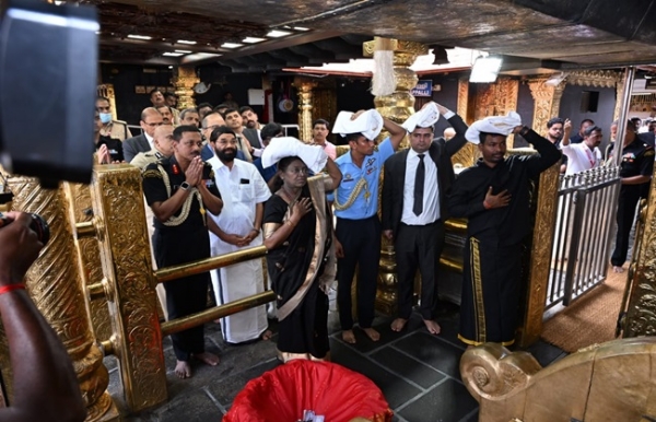 ਰਾਸ਼ਟਰਪਤੀ ਦ੍ਰੋਪਦੀ ਮੁਰਮੂ ਸਬਰੀਮਾਲਾ ਵਿਖੇ ਪੂਜਾ ਕਰਦੇ ਹੋਏ ।