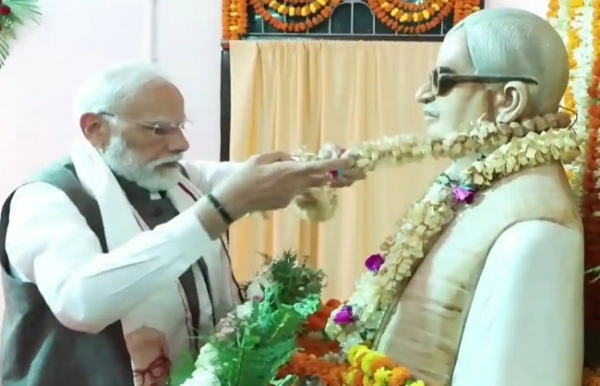 ਪ੍ਰਧਾਨ ਮੰਤਰੀ ਨਰਿੰਦਰ ਮੋਦੀ ਮਰਹੂਮ ਕਰਪੂਰੀ ਠਾਕੁਰ ਨੂੰ ਸ਼ਰਧਾਂਜਲੀ ਦਿੰਦੇ ਹੋਏ