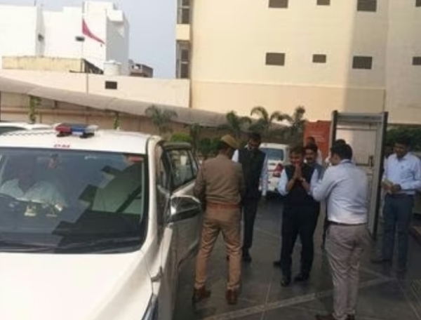 ਵਾਰਾਣਸੀ ਦੇ ਜ਼ਿਲ੍ਹਾ ਮੈਜਿਸਟ੍ਰੇਟ ਸਤੇਂਦਰ ਮਹਿਮਾਨਾਂ ਦਾ ਸਵਾਗਤ ਕਰਦੇ ਹੋਏ।