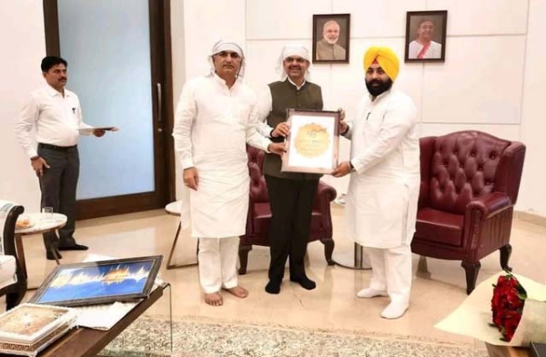 ਮਹਾਰਾਸ਼ਟਰ ਦੇ ਮੁੱਖ ਮੰਤਰੀ ਨੂੰ ਸੱਦਾ ਪੱਤਰ ਦਿੰਦੇ ਹਰਜੋਤ ਸਿੰਘ ਬੈਂਸ