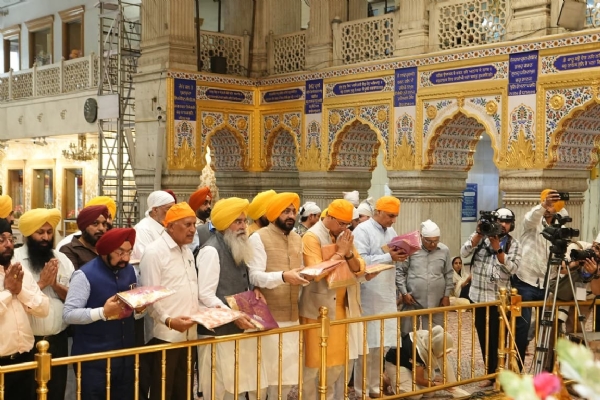 ਸੀਨੀਅਰ ਕੈਬਨਿਟ ਮੰਤਰੀਆਂ ਨੇ ਗੁਰਦੁਆਰਾ ਸੀਸ ਗੰਜ ਸਾਹਿਬ ਵਿਖੇ ਕੀਤੀ ਅਰਦਾਸ ਸੀਨੀਅਰ ਕੈਬਨਿਟ ਮੰਤਰੀਆਂ ਨੇ ਗੁਰਦੁਆਰਾ ਸੀਸ ਗੰਜ ਸਾਹਿਬ ਵਿਖੇ ਕੀਤੀ ਅਰਦਾਸ