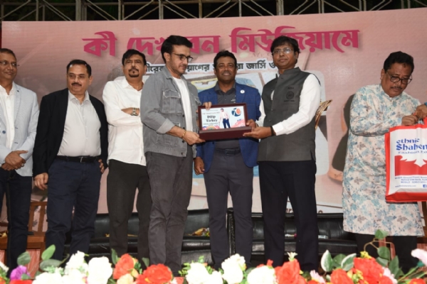 ਸੌਰਵ ਗਾਂਗੁਲੀ ਦਿਲੀਪ ਤਿਰਕੀ ਦਾ ਸਨਮਾਨ ਕਰਦੇ ਹੋਏ। ਸੌਰਵ ਗਾਂਗੁਲੀ ਦਿਲੀਪ ਤਿਰਕੀ ਦਾ ਸਨਮਾਨ ਕਰਦੇ ਹੋਏ।