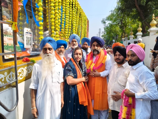 ਗੁਰੂ ਤੇਗ ਬਹਾਦੁਰ ਜੀ ਦੀ 350ਵੀਂ ਸ਼ਹੀਦੀ ਵਰ੍ਹੇਗੰਢ ਨੂੰ ਸਮਰਪਿਤ ਭਵਿਆ ਨਗਰ ਕੀਰਤਨ ਪੂਰੇ ਜਲੰਧਰ ਜ਼ਿਲ੍ਹੇ ਵਿਚੋਂ ਗੁਜ਼ਰਿਆ। ਗੁਰੂ ਤੇਗ ਬਹਾਦੁਰ ਜੀ ਦੀ 350ਵੀਂ ਸ਼ਹੀਦੀ ਵਰ੍ਹੇਗੰਢ ਨੂੰ ਸਮਰਪਿਤ ਭਵਿਆ ਨਗਰ ਕੀਰਤਨ ਪੂਰੇ ਜਲੰਧਰ ਜ਼ਿਲ੍ਹੇ ਵਿਚੋਂ ਗੁਜ਼ਰਿਆ।