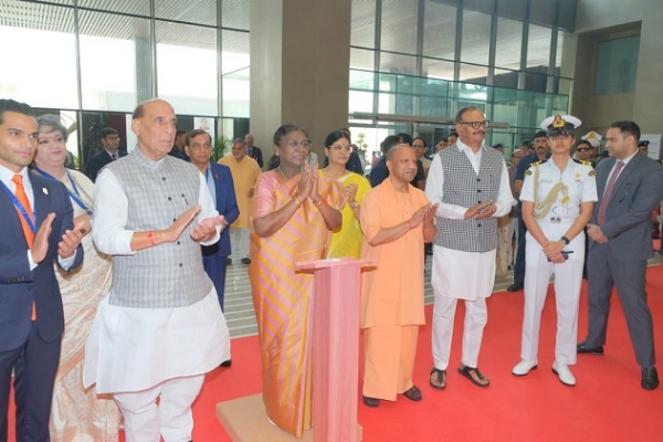 ਰਾਸ਼ਟਰਪਤੀ ਦ੍ਰੋਪਦੀ ਮੁਰਮੂ ਯਸ਼ੋਦਾ ਮੈਡੀਸਿਟੀ ਦਾ ਉਦਘਾਟਨ ਕਰਦੇ ਹੋਏ, ਨਾਲ ਕੇਂਦਰੀ ਮੰਤਰੀ ਰਾਜਨਾਥ ਸਿੰਘ, ਯੂਪੀ ਦੇ ਮੁੱਖ ਮੰਤਰੀ ਯੋਗੀ ਅਤੇ ਉਪ ਮੁੱਖ ਮੰਤਰੀ ਪਾਠਕ। ਰਾਸ਼ਟਰਪਤੀ ਦ੍ਰੋਪਦੀ ਮੁਰਮੂ ਯਸ਼ੋਦਾ ਮੈਡੀਸਿਟੀ ਦਾ ਉਦਘਾਟਨ ਕਰਦੇ ਹੋਏ, ਨਾਲ ਕੇਂਦਰੀ ਮੰਤਰੀ ਰਾਜਨਾਥ ਸਿੰਘ, ਯੂਪੀ ਦੇ ਮੁੱਖ ਮੰਤਰੀ ਯੋਗੀ ਅਤੇ ਉਪ ਮੁੱਖ ਮੰਤਰੀ ਪਾਠਕ।