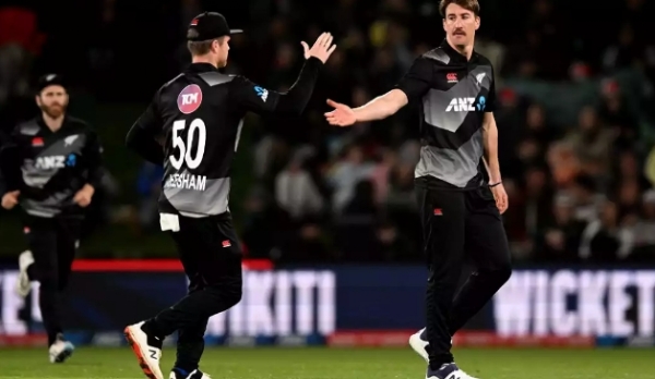 ਬਲੇਅਰ ਟਿਕਨਰ (ਸੱਜੇ) ਨੇ 13 ਮੈਚਾਂ ਵਿੱਚ 16 ਇੱਕ ਰੋਜ਼ਾ ਵਿਕਟਾਂ ਲਈਆਂ ਹਨ। ਬਲੇਅਰ ਟਿਕਨਰ (ਸੱਜੇ) ਨੇ 13 ਮੈਚਾਂ ਵਿੱਚ 16 ਇੱਕ ਰੋਜ਼ਾ ਵਿਕਟਾਂ ਲਈਆਂ ਹਨ।