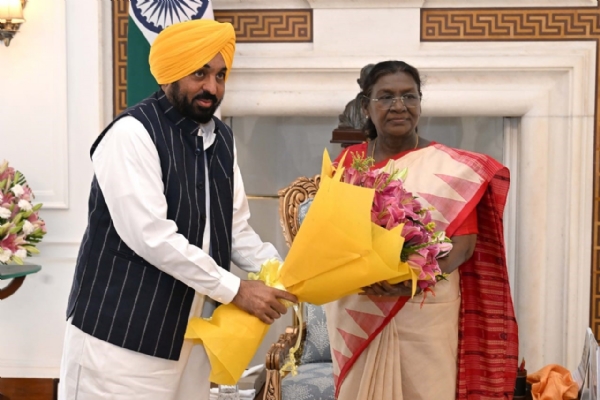 ਸੋਮਵਾਰ ਨੂੰ ਦਿੱਲੀ ਵਿੱਚ ਰਾਸ਼ਟਰਪਤੀ ਦ੍ਰੋਪਦੀ ਮੁਰਮੂ ਨਾਲ ਮੁਲਾਕਾਤ ਕਰਦੇ ਹੋਏ ਪੰਜਾਬ ਦੇ ਮੁੱਖ ਮੰਤਰੀ ਭਗਵੰਤ ਮਾਨ। ਸੋਮਵਾਰ ਨੂੰ ਦਿੱਲੀ ਵਿੱਚ ਰਾਸ਼ਟਰਪਤੀ ਦ੍ਰੋਪਦੀ ਮੁਰਮੂ ਨਾਲ ਮੁਲਾਕਾਤ ਕਰਦੇ ਹੋਏ ਪੰਜਾਬ ਦੇ ਮੁੱਖ ਮੰਤਰੀ ਭਗਵੰਤ ਮਾਨ।