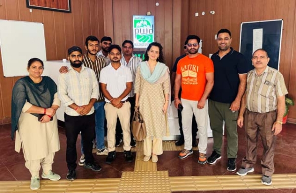 ਜੀਂਦ ਪਹੁੰਚੀ ਕੰਗਨਾ ਰਣੌਤ ਜੀਂਦ ਪਹੁੰਚੀ ਕੰਗਨਾ ਰਣੌਤ