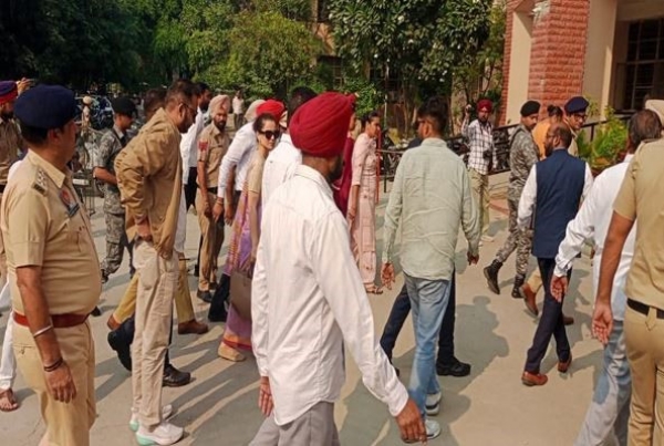 ਅਦਾਲਤ ’ਚ ਪੇਸ਼ ਹੋਣ ਲਈ ਪਹੁੰਚੀ ਕੰਗਨਾ ਰਣੌਤ ਅਦਾਲਤ ’ਚ ਪੇਸ਼ ਹੋਣ ਲਈ ਪਹੁੰਚੀ ਕੰਗਨਾ ਰਣੌਤ