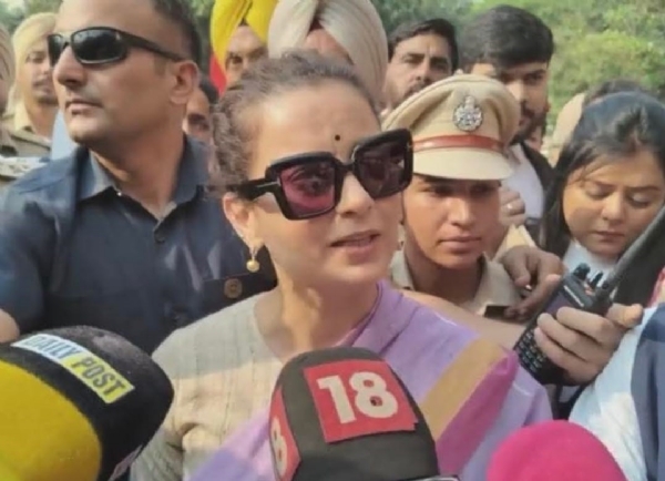 ਮੀਡੀਆ ਨਾਲ ਗੱਲਬਾਤ ਕਰਦੀ ਹੋਈ ਕੰਗਨਾ ਰਣੌਤ ਮੀਡੀਆ ਨਾਲ ਗੱਲਬਾਤ ਕਰਦੀ ਹੋਈ ਕੰਗਨਾ ਰਣੌਤ