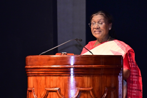 ਰਾਸ਼ਟਰਪਤੀ ਦ੍ਰੋਪਦੀ ਮੁਰਮੂ ਸੰਬੋਧਨ ਕਰਦੇ ਹੋਏ। ਰਾਸ਼ਟਰਪਤੀ ਦ੍ਰੋਪਦੀ ਮੁਰਮੂ ਸੰਬੋਧਨ ਕਰਦੇ ਹੋਏ।