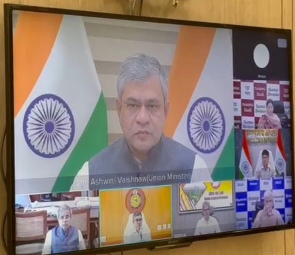 ਰੇਲਵੇ ਸੂਚਨਾ ਅਤੇ ਪ੍ਰਸਾਰਣ ਮੰਤਰੀ ਅਸ਼ਵਨੀ ਵੈਸ਼ਨਵ ਮੋਂਥਾ ਦੇ ਮੱਦੇਨਜ਼ਰ ਤਿਆਰੀਆਂ ਦੀ ਸਮੀਖਿਆ ਕਰਦੇ ਹੋਏ ਰੇਲਵੇ ਸੂਚਨਾ ਅਤੇ ਪ੍ਰਸਾਰਣ ਮੰਤਰੀ ਅਸ਼ਵਨੀ ਵੈਸ਼ਨਵ ਮੋਂਥਾ ਦੇ ਮੱਦੇਨਜ਼ਰ ਤਿਆਰੀਆਂ ਦੀ ਸਮੀਖਿਆ ਕਰਦੇ ਹੋਏ