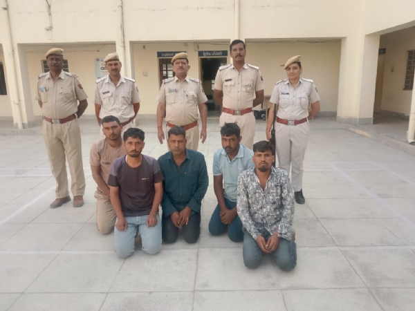 ਹਰਿਆਣਾ ਦੇ ਸਾਂਸੀ ਗੈਂਗ ਦੇ ਪੰਜ ਮੈਂਬਰ ਡਕੈਤੀ ਦੀ ਯੋਜਨਾ ਬਣਾਉਂਦੇ ਹੋਏ ਸਮਾਨ ਸਮੇਤ ਫੜੇ ਗਏ। ਹਰਿਆਣਾ ਦੇ ਸਾਂਸੀ ਗੈਂਗ ਦੇ ਪੰਜ ਮੈਂਬਰ ਡਕੈਤੀ ਦੀ ਯੋਜਨਾ ਬਣਾਉਂਦੇ ਹੋਏ ਸਮਾਨ ਸਮੇਤ ਫੜੇ ਗਏ।