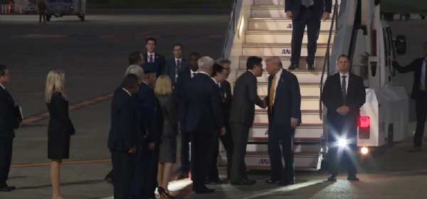 ਅਮਰੀਕੀ ਰਾਸ਼ਟਰਪਤੀ ਡੋਨਾਲਡ ਟਰੰਪ ਦੇ ਦੌਰੇ ਦੀ ਇਹ ਫੋਟੋ ਸੀਐਨਐਨ ਚੈਨਲ ਦੇ ਵੀਡੀਓ ਤੋਂ ਤਿਆਰ ਕੀਤੀ ਗਈ ਹੈ। ਅਮਰੀਕੀ ਰਾਸ਼ਟਰਪਤੀ ਡੋਨਾਲਡ ਟਰੰਪ ਦੇ ਦੌਰੇ ਦੀ ਇਹ ਫੋਟੋ ਸੀਐਨਐਨ ਚੈਨਲ ਦੇ ਵੀਡੀਓ ਤੋਂ ਤਿਆਰ ਕੀਤੀ ਗਈ ਹੈ।