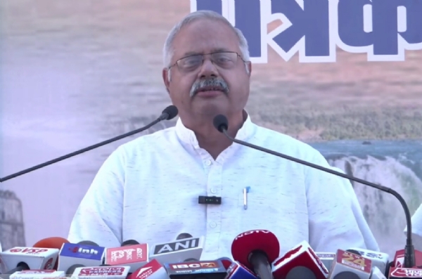 ਮੱਧ ਪ੍ਰਦੇਸ਼ ਦੇ ਜਬਲਪੁਰ ’ਚ ਪ੍ਰੈਸ ਕਾਨਫਰੰਸ ਦੌਰਾਨ ਰਾਸ਼ਟਰੀ ਸਵੈਮ ਸੇਵਕ ਸੰਘ ਦੇ ਅਖਿਲ ਭਾਰਤੀ ਪ੍ਰਚਾਰ ਮੁਖੀ ਸੁਨੀਲ ਆਂਬੇਕਰ ਮੱਧ ਪ੍ਰਦੇਸ਼ ਦੇ ਜਬਲਪੁਰ ’ਚ ਪ੍ਰੈਸ ਕਾਨਫਰੰਸ ਦੌਰਾਨ ਰਾਸ਼ਟਰੀ ਸਵੈਮ ਸੇਵਕ ਸੰਘ ਦੇ ਅਖਿਲ ਭਾਰਤੀ ਪ੍ਰਚਾਰ ਮੁਖੀ ਸੁਨੀਲ ਆਂਬੇਕਰ