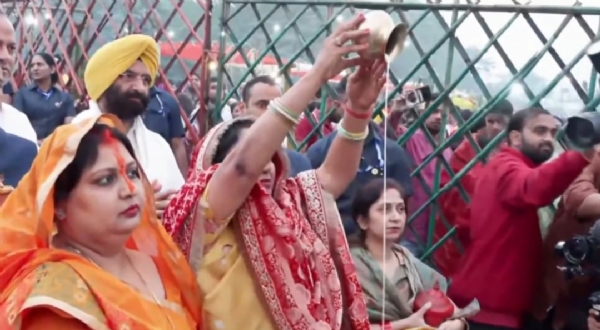 ਮੁੱਖ ਮੰਤਰੀ ਰੇਖਾ ਗੁਪਤਾ ਆਈਟੀਓ ਦੇ ਹਾਥੀ ਘਾਟ ਵਿਖੇ ਚੜ੍ਹਦੇ ਸੂਰਜ ਨੂੰ ਅਰਘ ਦਿੰਦੇ ਹੋਏ। ਮੁੱਖ ਮੰਤਰੀ ਰੇਖਾ ਗੁਪਤਾ ਆਈਟੀਓ ਦੇ ਹਾਥੀ ਘਾਟ ਵਿਖੇ ਚੜ੍ਹਦੇ ਸੂਰਜ ਨੂੰ ਅਰਘ ਦਿੰਦੇ ਹੋਏ।