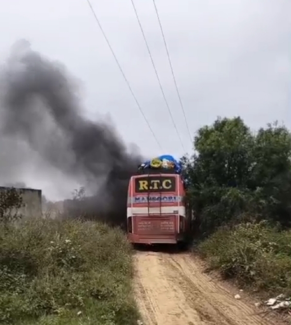 ਹਾਈ-ਟੈਂਸ਼ਨ ਲਾਈਨ ਨੂੰ ਛੂਹਣ ਤੋਂ ਬਾਅਦ ਬੱਸ ’ਚ ਆਇਆ ਕਰੰਟ । ਹਾਈ-ਟੈਂਸ਼ਨ ਲਾਈਨ ਨੂੰ ਛੂਹਣ ਤੋਂ ਬਾਅਦ ਬੱਸ ’ਚ ਆਇਆ ਕਰੰਟ ।