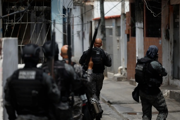 28 ਅਕਤੂਬਰ ਨੂੰ ਰੀਓ ਡੀ ਜਨੇਰੀਓ ਵਿੱਚ ਕੋਮਾਂਡੋ ਵਰਮੇਲਹੋ ਡਰੱਗ ਕਾਰਟੈਲ ਵਿਰੁੱਧ ਇੱਕ ਫੌਜੀ ਅਤੇ ਪੁਲਿਸ ਕਾਰਵਾਈ ਕੀਤੀ ਗਈ। ਫੋਟੋ ਦ ਰੀਓ ਟਾਈਮਜ਼ ਦੁਆਰਾ 28 ਅਕਤੂਬਰ ਨੂੰ ਰੀਓ ਡੀ ਜਨੇਰੀਓ ਵਿੱਚ ਕੋਮਾਂਡੋ ਵਰਮੇਲਹੋ ਡਰੱਗ ਕਾਰਟੈਲ ਵਿਰੁੱਧ ਇੱਕ ਫੌਜੀ ਅਤੇ ਪੁਲਿਸ ਕਾਰਵਾਈ ਕੀਤੀ ਗਈ। ਫੋਟੋ ਦ ਰੀਓ ਟਾਈਮਜ਼ ਦੁਆਰਾ