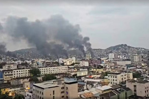 28 ਅਕਤੂਬਰ ਨੂੰ ਰੀਓ ਡੀ ਜਨੇਰੀਓ ਵਿੱਚ ਕੋਮਾਂਡੋ ਵਰਮੇਲਹੋ ਡਰੱਗ ਕਾਰਟੈਲ ਵਿਰੁੱਧ ਫੌਜੀ ਅਤੇ ਪੁਲਿਸ ਕਾਰਵਾਈ ਸ਼ੁਰੂ ਕੀਤੀ ਗਈ। ਬੰਬ ਧਮਾਕੇ ਤੋਂ ਅਸਮਾਨ ਧੂੰਏਂ ਨਾਲ ਭਰ ਗਿਆ। 28 ਅਕਤੂਬਰ ਨੂੰ ਰੀਓ ਡੀ ਜਨੇਰੀਓ ਵਿੱਚ ਕੋਮਾਂਡੋ ਵਰਮੇਲਹੋ ਡਰੱਗ ਕਾਰਟੈਲ ਵਿਰੁੱਧ ਫੌਜੀ ਅਤੇ ਪੁਲਿਸ ਕਾਰਵਾਈ ਸ਼ੁਰੂ ਕੀਤੀ ਗਈ। ਬੰਬ ਧਮਾਕੇ ਤੋਂ ਅਸਮਾਨ ਧੂੰਏਂ ਨਾਲ ਭਰ ਗਿਆ।