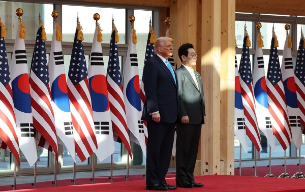 ਦੱਖਣੀ ਕੋਰੀਆ ਦੇ ਰਾਸ਼ਟਰਪਤੀ ਲੀ ਜੇ-ਮਯੁੰਗ ਅਤੇ ਅਮਰੀਕੀ ਰਾਸ਼ਟਰਪਤੀ ਡੋਨਾਲਡ ਟਰੰਪ ਬੁੱਧਵਾਰ ਨੂੰ ਗਯੋਂਗਜੂ ਦੇ ਰਾਸ਼ਟਰੀ ਅਜਾਇਬ ਘਰ ਵਿੱਚ। ਰਾਸ਼ਟਰਪਤੀ ਟਰੰਪ ਦੇ ਸਨਮਾਨ ਵਿੱਚ ਅਧਿਕਾਰਤ ਸਵਾਗਤ ਸਮਾਰੋਹ ਆਯੋਜਿਤ ਕੀਤਾ ਗਿਆ। ਫੋਟੋ: ਦ ਕੋਰੀਆ ਟਾਈਮਜ਼ ਦੱਖਣੀ ਕੋਰੀਆ ਦੇ ਰਾਸ਼ਟਰਪਤੀ ਲੀ ਜੇ-ਮਯੁੰਗ ਅਤੇ ਅਮਰੀਕੀ ਰਾਸ਼ਟਰਪਤੀ ਡੋਨਾਲਡ ਟਰੰਪ ਬੁੱਧਵਾਰ ਨੂੰ ਗਯੋਂਗਜੂ ਦੇ ਰਾਸ਼ਟਰੀ ਅਜਾਇਬ ਘਰ ਵਿੱਚ। ਰਾਸ਼ਟਰਪਤੀ ਟਰੰਪ ਦੇ ਸਨਮਾਨ ਵਿੱਚ ਅਧਿਕਾਰਤ ਸਵਾਗਤ ਸਮਾਰੋਹ ਆਯੋਜਿਤ ਕੀਤਾ ਗਿਆ। ਫੋਟੋ: ਦ ਕੋਰੀਆ ਟਾਈਮਜ਼