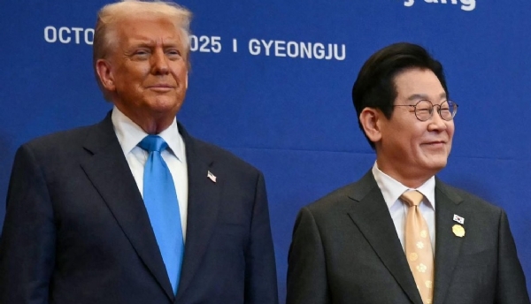 ਅਮਰੀਕੀ ਰਾਸ਼ਟਰਪਤੀ ਡੋਨਾਲਡ ਟਰੰਪ ਅਤੇ ਦੱਖਣੀ ਕੋਰੀਆ ਦੇ ਰਾਸ਼ਟਰਪਤੀ ਲੀ ਜੇ-ਮਯੁੰਗ ਬੁੱਧਵਾਰ ਨੂੰ ਗਯੋਂਗਜੂ ਵਿੱਚ। ਫੋਟੋ: ਇੰਟਰਨੈੱਟ ਮੀਡੀਆ ਅਮਰੀਕੀ ਰਾਸ਼ਟਰਪਤੀ ਡੋਨਾਲਡ ਟਰੰਪ ਅਤੇ ਦੱਖਣੀ ਕੋਰੀਆ ਦੇ ਰਾਸ਼ਟਰਪਤੀ ਲੀ ਜੇ-ਮਯੁੰਗ ਬੁੱਧਵਾਰ ਨੂੰ ਗਯੋਂਗਜੂ ਵਿੱਚ। ਫੋਟੋ: ਇੰਟਰਨੈੱਟ ਮੀਡੀਆ