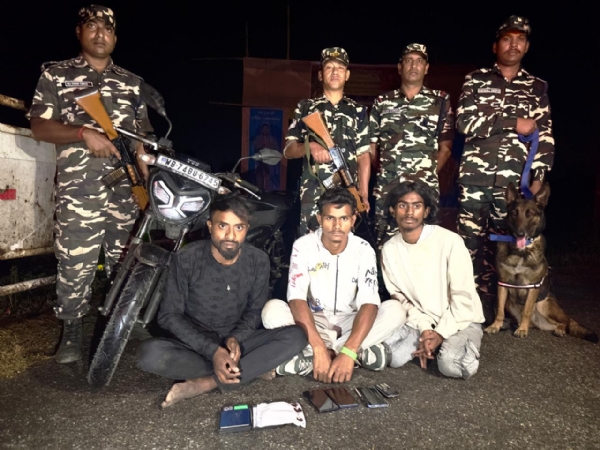 ਗ੍ਰਿਫ਼ਤਾਰ ਕੀਤੇ ਤਸਕਰਾਂ ਨਾਲ ਐਸਐਸਬੀ ਦੇ ਜਵਾਨ। ਗ੍ਰਿਫ਼ਤਾਰ ਕੀਤੇ ਤਸਕਰਾਂ ਨਾਲ ਐਸਐਸਬੀ ਦੇ ਜਵਾਨ।
