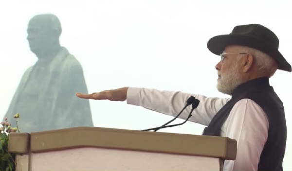 ਪ੍ਰਧਾਨ ਮੰਤਰੀ ਨਰਿੰਦਰ ਮੋਦੀ ਕੇਵੜੀਆ ਵਿੱਚ ਲੋਕਾਂ ਨੂੰ ਰਾਸ਼ਟਰੀ ਏਕਤਾ ਦੀ ਸਹੁੰ ਚੁਕਾਉਂਦੇ ਹੋਏ। ਪ੍ਰਧਾਨ ਮੰਤਰੀ ਨਰਿੰਦਰ ਮੋਦੀ ਕੇਵੜੀਆ ਵਿੱਚ ਲੋਕਾਂ ਨੂੰ ਰਾਸ਼ਟਰੀ ਏਕਤਾ ਦੀ ਸਹੁੰ ਚੁਕਾਉਂਦੇ ਹੋਏ।