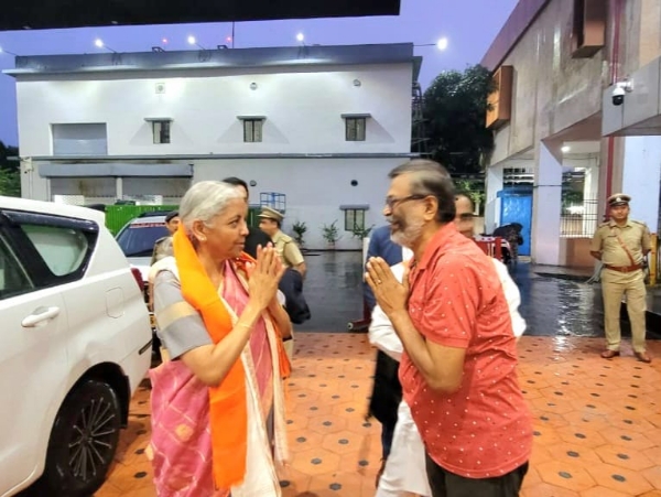 ਵਿੱਤ ਮੰਤਰੀ ਦਾ ਸਵਾਗਤ ਕਰਦੇ ਹੋਏ ਭਾਜਪਾ ਆਗੂ। ਵਿੱਤ ਮੰਤਰੀ ਦਾ ਸਵਾਗਤ ਕਰਦੇ ਹੋਏ ਭਾਜਪਾ ਆਗੂ।