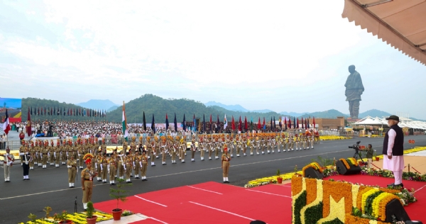 ਪ੍ਰਧਾਨ ਮੰਤਰੀ ਮੋਦੀ ਗੁਜਰਾਤ ਦੇ ਏਕਤਾ ਨਗਰ ਵਿੱਚ ਵੱਖ-ਵੱਖ ਰਾਜਾਂ ਦੀ ਪਰੇਡ ਤੋਂ ਸਲਾਮੀ ਲੈਂਦੇ ਹੋਏ। ਪ੍ਰਧਾਨ ਮੰਤਰੀ ਮੋਦੀ ਗੁਜਰਾਤ ਦੇ ਏਕਤਾ ਨਗਰ ਵਿੱਚ ਵੱਖ-ਵੱਖ ਰਾਜਾਂ ਦੀ ਪਰੇਡ ਤੋਂ ਸਲਾਮੀ ਲੈਂਦੇ ਹੋਏ।