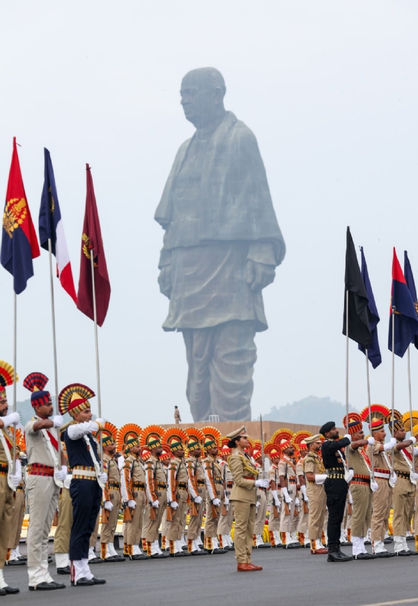 ਗੁਜਰਾਤ ਦੇ ਏਕਤਾ ਨਗਰ ਵਿਖੇ ਪਰੇਡ ਵਿੱਚ ਵੱਖ-ਵੱਖ ਰਾਜਾਂ ਦੇ ਸੁਰੱਖਿਆ ਬਲਾਂ ਦੇ ਜਵਾਨ ਗੁਜਰਾਤ ਦੇ ਏਕਤਾ ਨਗਰ ਵਿਖੇ ਪਰੇਡ ਵਿੱਚ ਵੱਖ-ਵੱਖ ਰਾਜਾਂ ਦੇ ਸੁਰੱਖਿਆ ਬਲਾਂ ਦੇ ਜਵਾਨ