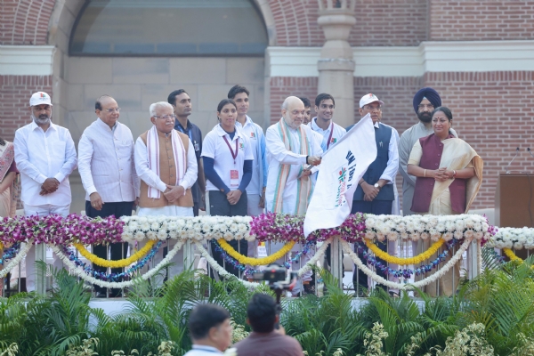 ਕੇਂਦਰੀ ਗ੍ਰਹਿ ਅਤੇ ਸਹਿਕਾਰਤਾ ਮੰਤਰੀ ਅਮਿਤ ਸ਼ਾਹ ਨੇ ਕੇਂਦਰੀ ਮੰਤਰੀ ਮਨੋਹਰ ਲਾਲ ਖੱਟਰ, ਡਾ. ਮਨਸੁਖ ਮਾਂਡਵੀਆ, ਦਿੱਲੀ ਦੇ ਉਪ ਰਾਜਪਾਲ ਵਿਨੈ ਕੁਮਾਰ ਸਕਸੈਨਾ ਅਤੇ ਮੁੱਖ ਮੰਤਰੀ ਰੇਖਾ ਗੁਪਤਾ ਦੇ ਨਾਲ ਦਿੱਲੀ ਦੇ ਮੇਜਰ ਧਿਆਨਚੰਦ ਸਟੇਡੀਅਮ ਵਿਖੇ ਆਯੋਜਿਤ ਰਨ ਫਾਰ ਯੂਨਿਟੀ ਦੌੜ ਨੂੰ ਝੰਡੀ ਦੇ ਕੇ ਰਵਾਨਾ ਕੀਤਾ। ਕੇਂਦਰੀ ਗ੍ਰਹਿ ਅਤੇ ਸਹਿਕਾਰਤਾ ਮੰਤਰੀ ਅਮਿਤ ਸ਼ਾਹ ਨੇ ਕੇਂਦਰੀ ਮੰਤਰੀ ਮਨੋਹਰ ਲਾਲ ਖੱਟਰ, ਡਾ. ਮਨਸੁਖ ਮਾਂਡਵੀਆ, ਦਿੱਲੀ ਦੇ ਉਪ ਰਾਜਪਾਲ ਵਿਨੈ ਕੁਮਾਰ ਸਕਸੈਨਾ ਅਤੇ ਮੁੱਖ ਮੰਤਰੀ ਰੇਖਾ ਗੁਪਤਾ ਦੇ ਨਾਲ ਦਿੱਲੀ ਦੇ ਮੇਜਰ ਧਿਆਨਚੰਦ ਸਟੇਡੀਅਮ ਵਿਖੇ ਆਯੋਜਿਤ ਰਨ ਫਾਰ ਯੂਨਿਟੀ ਦੌੜ ਨੂੰ ਝੰਡੀ ਦੇ ਕੇ ਰਵਾਨਾ ਕੀਤਾ।