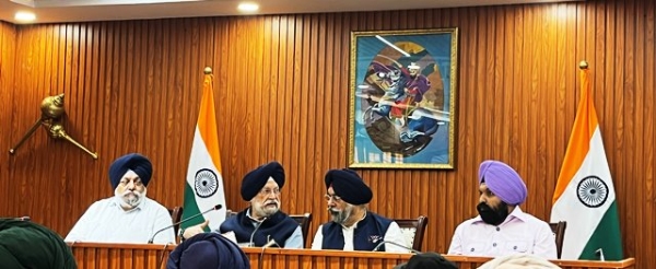 ਕੇਂਦਰੀ ਮੰਤਰੀ ਹਰਦੀਪ ਸਿੰਘ ਪੁਰੀ, ਦਿੱਲੀ ਸਿੱਖ ਗੁਰਦੁਆਰਾ ਪ੍ਰਬੰਧਕ ਕਮੇਟੀ ਦੇ ਪ੍ਰਧਾਨ ਸਰਦਾਰ ਹਰਮੀਤ ਸਿੰਘ ਕਾਲਕਾ ਅਤੇ ਤਖ਼ਤ ਸ੍ਰੀ ਪਟਨਾ ਸਾਹਿਬ ਗੁਰਦੁਆਰਾ ਕਮੇਟੀ ਦੇ ਪ੍ਰਧਾਨ ਸਰਦਾਰ ਜਗਜੋਤ ਸਿੰਘ ਸੋਹੀ ਨੇ ਸ਼ਨੀਵਾਰ ਨੂੰ ਇੱਥੇ ਇੱਕ ਸਾਂਝੀ ਪ੍ਰੈਸ ਕਾਨਫਰੰਸ ਦੌਰਾਨ।