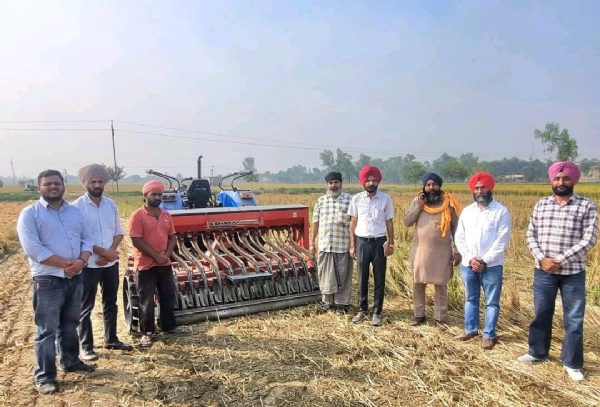 ਕਣਕ ਦੀ ਬਿਜਾਈ ਦੀ ਸ਼ੁਰੂਆਤ ਕਰਦੇ ਕਿਸਾਨ ਅਤੇ ਵਿਭਾਗ ਦੇ ਅਧਿਕਾਰੀ