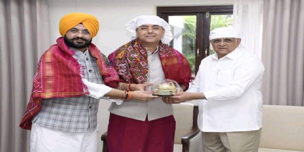 ਅਮਨ ਅਰੋੜਾ ਅਤੇ ਤਰੁਨਪ੍ਰੀਤ ਸੌਂਦ ਵੱਲੋਂ ਯੂ.ਪੀ ਤੇ ਗੁਜਰਾਤ ਦੇ ਮੁੱਖ ਮੰਤਰੀਆਂ ਨਾਲ ਮੁਲਾਕਾਤ, ਸ਼ਹੀਦੀ ਸਮਾਗਮਾਂ ਲਈ ਦਿੱਤਾ ਰਸਮੀ ਸੱਦਾ