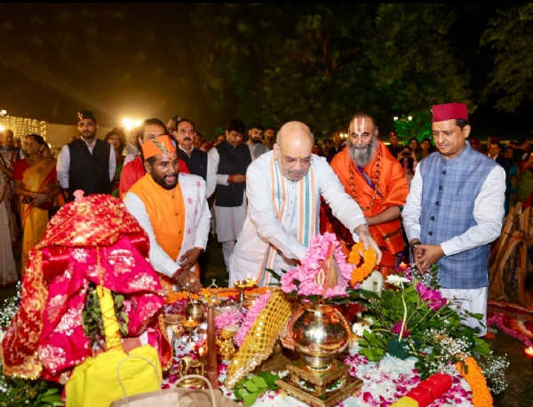 ਪੂਜਾ ਕਰਦੇ ਹੋਏ ਅਮਿਤ ਸ਼ਾਹ