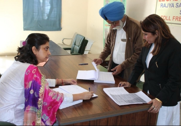 ਸਕੱਤਰ, ਜ਼ਿਲ੍ਹਾ ਕਾਨੂੰਨੀ ਸੇਵਾਵਾਂ ਅਥਾਰਟੀ ਮੋਹਾਲੀ ਫੇਜ਼-10 ਵਿਖੇ ਸਥਾਪਿਤ ਕਾਨੂੰਨੀ ਸਹਾਇਤਾ ਕਲੀਨਿਕ ਦੇ ਅਚਨਚੇਤ ਨਿਰੀਖਣ ਦੌਰਾਨ।