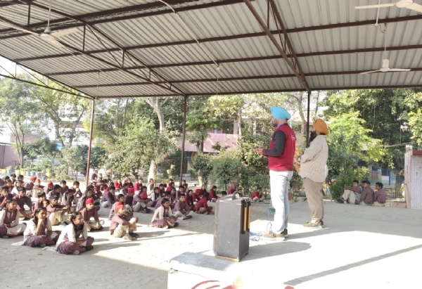 ਪਟਿਆਲਾ ਦੇ ਸਰਕਾਰੀ ਸਕੂਲਾਂ ਵਿਖੇ ਸ੍ਰੀ ਗੁਰੂ ਤੇਗ ਬਹਾਦਰ ਸਾਹਿਬ ਦੇ 350 ਸਾਲਾ ਸ਼ਹੀਦੀ ਦਿਹਾੜੇ ਸਬੰਧੀ ਉਲੀਕੇ ਪ੍ਰੋਗਰਾਮਾਂ ਦੇ ਪਹਿਲੇ ਦਿਨ ਸ੍ਰੀ ਗੁਰੂ ਤੇਗ ਬਹਾਦਰ ਜੀ ਦੇ ਪ੍ਰਕਾਸ਼ ਸਬੰਧੀ ਵਿਦਿਆਰਥੀਆਂ ਨੂੰ ਪਾਠ ਪੜਾਉਣ ਦੀ ਤਸਵੀਰ।