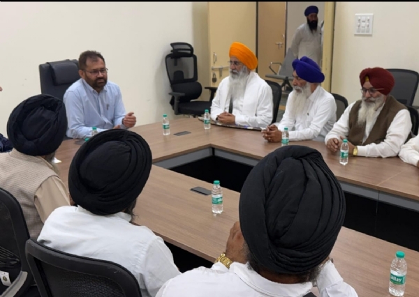 ਬਾਬਾ ਸੁਖਵਿੰਦਰ ਸਿੰਘ ਮਲਕਪੁਰ ਵਾਲਿਆਂ ਵਲੋਂ ਲਾਈਟ ਐਂਡ ਸਾਊਂਡ ਸ਼ੋਅ ਵਿੱਚ ਦਿੱਤੇ ਸਹਿਯੋਗ ਲਈ ਧੰਨਵਾਦ ਕਰਨ ਮੌਕੇ ਐਸ ਡੀ ਐਮ।