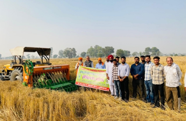 ਕਿਸਾਨਾਂ ਨੂੰ ਫਸਲਾਂ ਦੀ ਰਹਿੰਦ-ਖੂੰਹਦ ਪ੍ਰਬੰਧਨ ਦੇ ਫਾਇਦਿਆਂ ਬਾਰੇ ਜਾਣਕਾਰੀ ਦੇਣ ਮੌਕੇ ਖੇਤੀਬਾੜੀ ਵਿਭਾਗ ਦੇ ਮੁਲਾਜਮ।