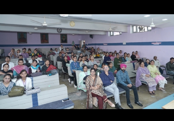 ਰਾਸ਼ਟਰੀ ਕੈਂਸਰ ਜਾਗਰੂਕਤਾ ਦਿਵਸ ਮੌਕੇ ਜ਼ਿਲ੍ਹਾ ਪੱਧਰੀ ਪ੍ਰੋਗ੍ਰਾਮ ਡੀ.ਏ.ਵੀ ਬੀ.ਐਡ ਕਾਲਜ ਅਬੋਹਰ ਵਿਖੇ ਪ੍ਰੋਗਰਾਮ ਦਾ ਦ੍ਰਿਸ਼।