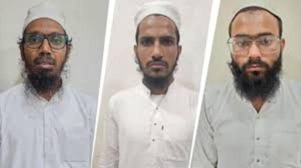 ਗੁਜਰਾਤ ਦੇ ਅੱਤਵਾਦ ਵਿਰੋਧੀ ਦਸਤੇ ਨੇ ਕੇਂਦਰੀ ਏਜੰਸੀਆਂ ਨਾਲ ਸਾਂਝੇ ਆਪ੍ਰੇਸ਼ਨ ਵਿੱਚ ਕੱਲ੍ਹ ਅਹਿਮਦਾਬਾਦ ਦੇ ਨੇੜੇ ਤੋਂ ਆਈਐਸਆਈਐਸ ਨਾਲ ਜੁੜੇ ਤਿੰਨ ਅੱਤਵਾਦੀਆਂ ਨੂੰ ਗ੍ਰਿਫ਼ਤਾਰ ਕੀਤਾ। ਗੁਜਰਾਤ ਦੇ ਅੱਤਵਾਦ ਵਿਰੋਧੀ ਦਸਤੇ ਨੇ ਕੇਂਦਰੀ ਏਜੰਸੀਆਂ ਨਾਲ ਸਾਂਝੇ ਆਪ੍ਰੇਸ਼ਨ ਵਿੱਚ ਕੱਲ੍ਹ ਅਹਿਮਦਾਬਾਦ ਦੇ ਨੇੜੇ ਤੋਂ ਆਈਐਸਆਈਐਸ ਨਾਲ ਜੁੜੇ ਤਿੰਨ ਅੱਤਵਾਦੀਆਂ ਨੂੰ ਗ੍ਰਿਫ਼ਤਾਰ ਕੀਤਾ।