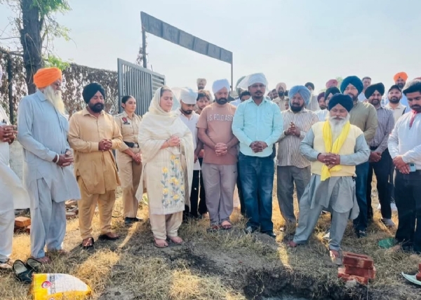 ਵਿਧਾਇਕ ਨਰਿੰਦਰ ਕੌਰ ਭਰਾਜ ਪਿੰਡ ਘਰਾਚੋਂ ਵਿਖੇ ਵਿਕਾਸ ਕਾਰਜਾਂ ਦੀ ਸ਼ੁਰੂਆਤ ਕਰਵਾਉਣ ਮੌਕੇ। ਵਿਧਾਇਕ ਨਰਿੰਦਰ ਕੌਰ ਭਰਾਜ ਪਿੰਡ ਘਰਾਚੋਂ ਵਿਖੇ ਵਿਕਾਸ ਕਾਰਜਾਂ ਦੀ ਸ਼ੁਰੂਆਤ ਕਰਵਾਉਣ ਮੌਕੇ।